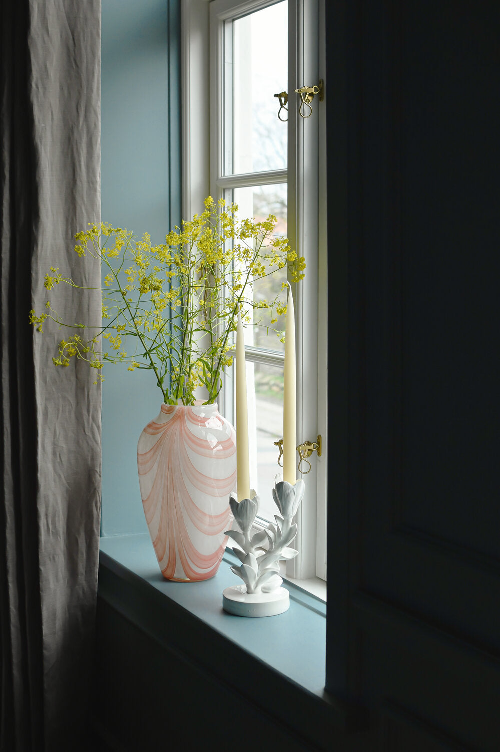 Vase med brede swirl striber, koral - H35 cm.